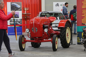 Alles rot, im Zentrum ein Porsche-Diesel Junior - 42. Auto e Moto d'Epoca 2025
