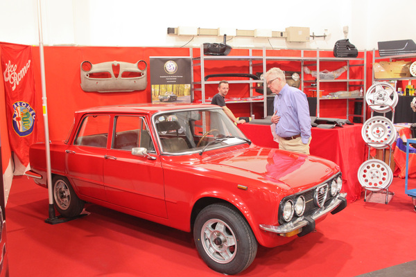 Alles schön rot hier - Alfa-Ersatzteil-Lieferdienst mit Alfa Romeo Giulia - Techno Classica 2015
