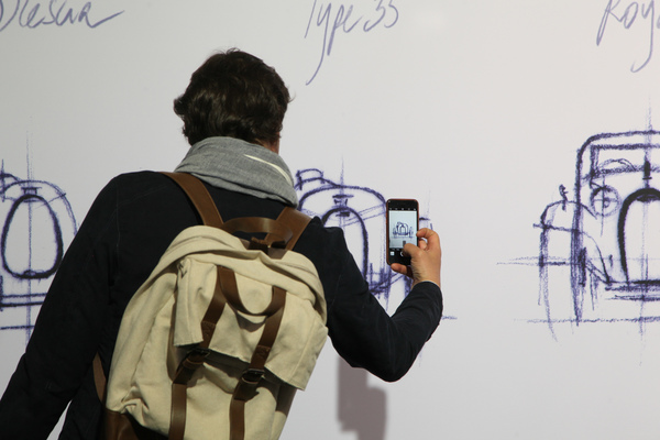 Alles wird fotografiert, auch die Zeichnungen an der Wand (Techno Classica 2017)