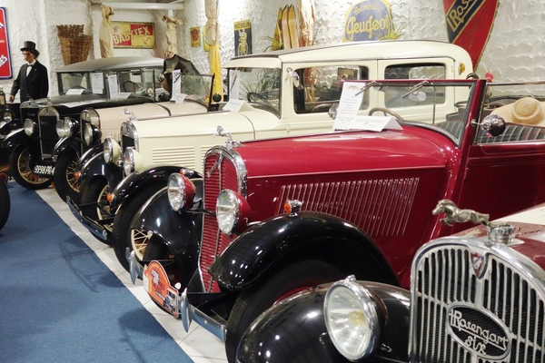 Allesamt Vorkriegsfahrzeuge - Rosengart-Museum in Bedburg-Rath