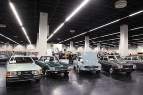 Alltagsklassiker von Ford und Renault rahmen zwei schöne Sterne ein - Retro Classics Cologne Köln 2017