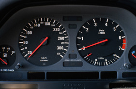 Alpina-BMW B10 Biturbo (1989) - auch der BMW zeigt 320 km/h auf dem Tacho