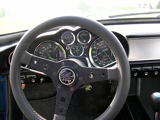 Alpine A 110 1600 S (1972) - die Anzeigeinstrumente sind so gedreht, dass sie optimal ablesbar sind