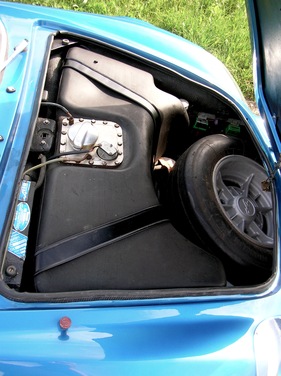 Alpine A 110 1600 S (1972) - im vorderen Gepäckraum haben gerade mal der 50-Liter-Tank und das Reserverad Platz