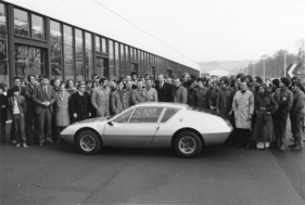 Alpine A-310 (1971) - die Belegschaft posiert stolz hinter ihrem neuen Sportwagen
