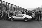 Bild: Alpine A-310 (1971) - die Belegschaft posiert stolz hinter ihrem neuen Sportwagen