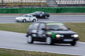Alpine A 310 - im Clinch mit einem Porsche 911 in der Sachskurve im Motodrom - beim akademisches Fahrtraining auf dem Hockenheimring 2012