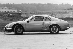 Alpine A110 1600 S (1971) - flach, kurz und trotzdem elegant - Silhouette der Berlinette