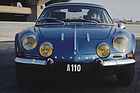 Bild: Alpine A110 (1971) - Die gelb getönten Scheinwerfer geben einen schönen Kontrast zum legendären Blau