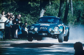 Alpine A110 Berlinette (1973) in der Luft