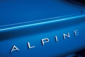 Alpine A110 Première Edition (2018) - Alpine-Schriftzug auf dem Heck