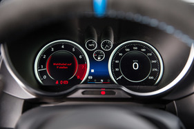 Alpine A110 Première Edition (2018) - Uhren sind nur virtuell, gestaltet auf einem TFT-LCD-Display