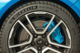 Alpine A110 Première Edition (2018) - ein "A" auf der Felge und ein "Alpine"-Schriftzug auf den Scheibenbremsen