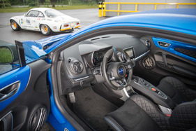 Alpine A110 Première Edition (2018) - viele Anklänge an den Vorgänger der Sechzigerjahre, trotzdem ein modernes Cockpit