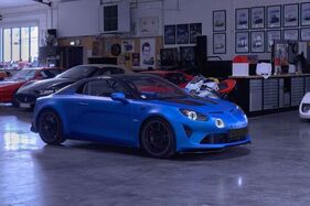 Alpine A110 R Fernando Alonso n°08/32 (2023) - als Lot 134 an der Artcurial-Versteigerung "Garden Party In Saint-Tropez" 2025