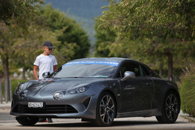 Alpine A110 - für einmal in Grau nicht Blau, der Nachwuchs zeigt sich interessiert - Rencontre Franco-Suisse Alpine 2019