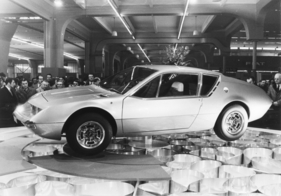 Am Genfer Automobilsalon 1971 wurde dem staunenden Publikum die Alpine A 310 mit 1,6-Liter Motor (noch als Prototyp) präsentiert