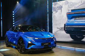 Alpine A390 (2025) - SUV-Versuch der französischen Sportwagenmarke - auf der "Media Stage" der 38. Auto Zürich 2025
