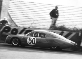 Alpine M63 (1963) in Le Mans 1963 - Diese Alpine mit spezieller Karosserieform und Renault-Gordini Motor schied erst spät aus dem Rennen aus. Alpine M63 (1963) in Le Mans 1963 - Diese Alpine mit spezieller Karosserieform und Renault-Gordini Motor schied erst spät aus dem Rennen aus.