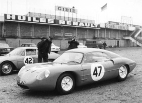Bild Alpine M63 (1963) in Le Mans 1963 - Drei Alpine M63 waren am Start - dieses Bild stammt vermutlich von der Trophée d'Auvergne auf der Charade Rundstrecke