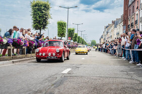 Alpine-Parade durch Dieppe – Jubiläumstreffen "70 Jahre Alpine" Dieppe 2025