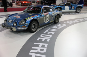 Alpine-Renault A 110 1600 S (1971) - im Hintergrund eine Alpine Renault A220 von 1968 (Rétromobile 2013)
