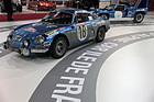 Alpine-Renault A 110 1600 S (1971) - im Hintergrund eine Alpine Renault A220 von 1968 (Rétromobile 2013)