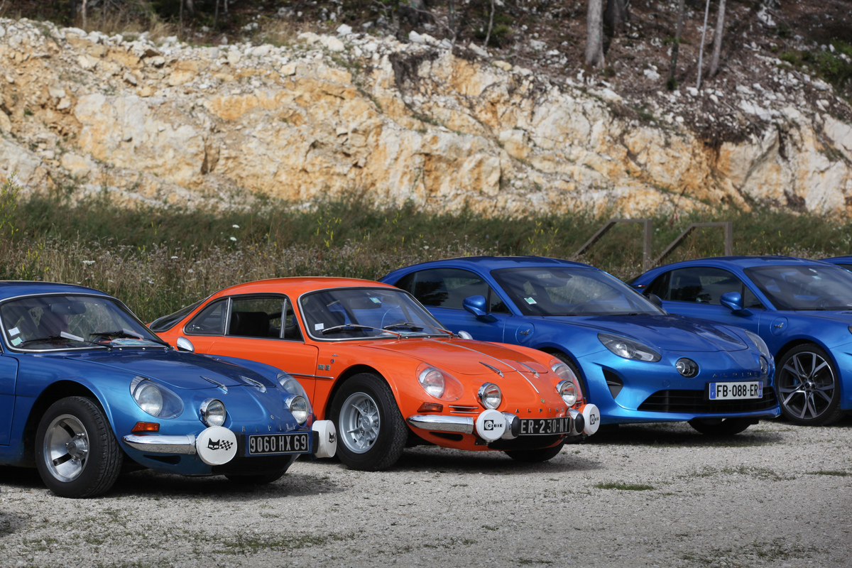 Alpine-Renault A110 1600 S - neben Artgenossen und Nachkommen - Rencontre Franco-Suisse Alpine 2019