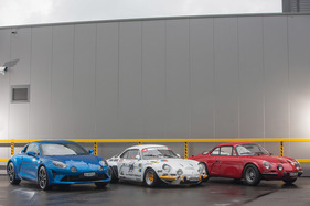 Alpine-Renault A110 1600S (1972), Alpine-Renault FASA A110 1300 (1973) und Alpine A110 Première Edition (2018) - Gemeinsamkeiten gibt es viele - zwei Sitze, Motor hinter den Insassen und viel Fahrspass