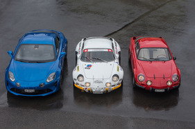 Alpine-Renault A110 1600S (1972), Alpine-Renault FASA A110 1300 (1973) und Alpine A110 Première Edition (2018) - dreimal A110, zwei Fabrikationsorte, drei Farben (Tricolore)