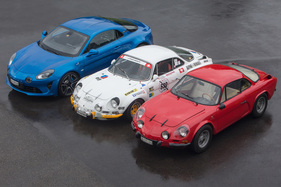 Alpine-Renault A110 1600S (1972), Alpine-Renault FASA A110 1300 (1973) und Alpine A110 Première Edition (2018) - hier wird der Grössenunterschied zwischen der alten und neuen A110 besonders deutlich