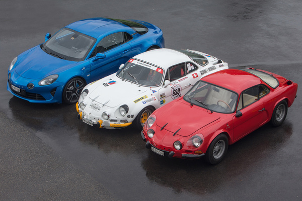 Alpine-Renault A110 1600S (1972), Alpine-Renault FASA A110 1300 (1973) und Alpine A110 Première Edition (2018) - hier wird der Grössenunterschied zwischen der alten und neuen A110 besonders deutlich