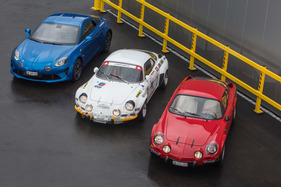 Alpine-Renault A110 1600S (1972), Alpine-Renault FASA A110 1300 (1973) und Alpine A110 Première Edition (2018) - knapp 1,5 Meter mass eine Alpine vor 60 Jahren in der Breite, heute sind es natürlich fast 1,8 Meter (1972)