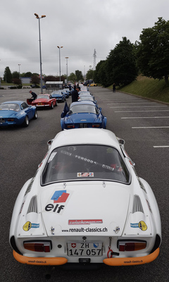 Bild: Alpine-Renault A110 1600S (1972) - lange Reihe mit klassischen A110 - "70 Jahre Alpine" Jubiläumstreffen in Dieppe 2025