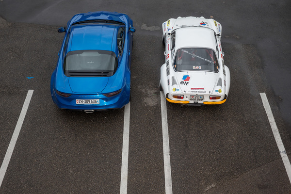 Alpine-Renault A110 1600S (1972) und Alpine A110 Première Edition (2018) - der Motor liegt bei der Berlinette der Sechzigerjahre ganz im Heck, bei der neuen Version vor der Hinterachse