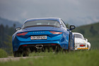 Bild: Alpine-Renault A110 1600S (1972) und Alpine A110 Première Edition (2018) - die Heckpartie sieht deutlich weniger nach A110 aus als die Frontpartie