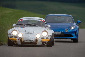Alpine-Renault A110 1600S (1972) und Alpine A110 Première Edition (2018) - die Ur-A110 lief rund 220 km/h, die neue 30 km/h schneller