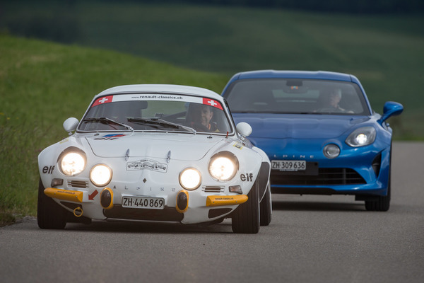 Alpine-Renault A110 1600S (1972) und Alpine A110 Première Edition (2018) - die Ur-A110 lief rund 220 km/h, die neue 30 km/h schneller