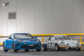 Alpine-Renault A110 1600S (1972) und Alpine A110 Première Edition (2018) - höher und breiter ist die neue Alpine, länger ist sie auch