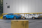 Alpine-Renault A110 1600S (1972) und Alpine A110 Première Edition (2018) - obwohl die neue Alpine kompakt ausgefallen ist, überragt sie die alte Version deutlich