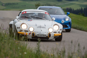 Alpine-Renault A110 1600S (1972) und Alpine A110 Première Edition (2018) - tief sitzt man in beiden Varianten, in der Berlinetta der Sechzigerjahre aber noch tiefer