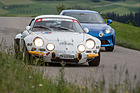 Alpine-Renault A110 1600S (1972) und Alpine A110 Première Edition (2018) - tief sitzt man in beiden Varianten, in der Berlinetta der Sechzigerjahre aber noch tiefer