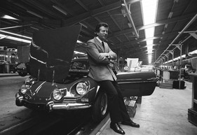 Alpine-Renault A110 (1971) - Jean Rédélé mit seiner Berlinette auf der Produktionsstrasse