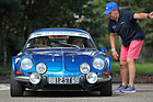 Alpine-Renault A110 - bei der Einfahrt in Divonne-les-Bains - man sieht, wie flach die Berlinette ist - Rencontre Franco-Suisse Alpine 2019
