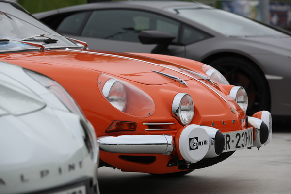 Alpine-Renault A110 - zusammen mit dem modernen Nachkommen (Dolder Classics Mai 2018)