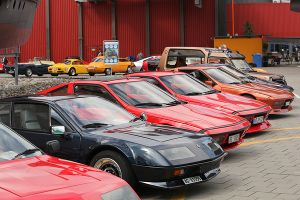 Bild: Alpine-Renault und Matra - die Spitze des französischen Kunststoffautobaus - gesehen am Treffen "Fantastic Plastic 2015"