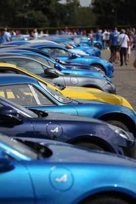 Alpine, soweit das Auto sieht - zwischen den neuen Alpine A110 zeigen sich immer wieder Klassiker - 1ère Rencontre Franco-Suisse Alpine 2019