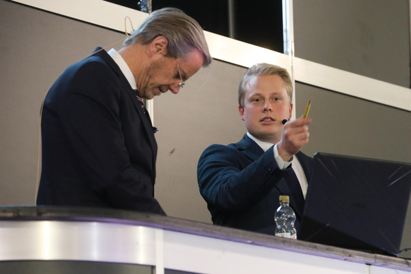 Als Auktionator wirkte Serge Stotzer, flankiert von Beat Walti - Versteigerung der Oldtimer Galerie in Gstaad am 29. Dezember 2022