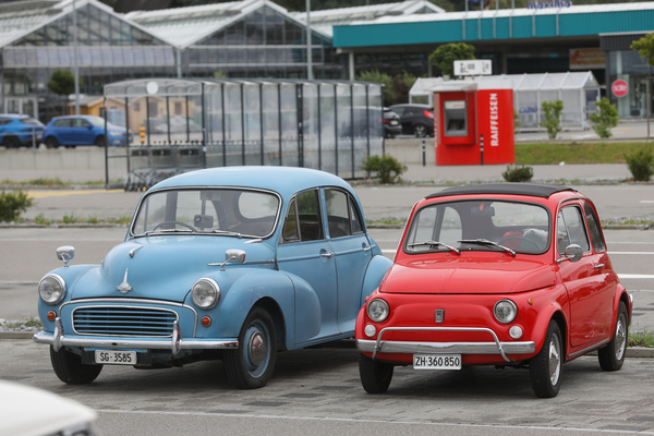 When cars were still round: Fiat 500 and Morris Minor in the classic car parking lot - Fantastic Plastic 2024