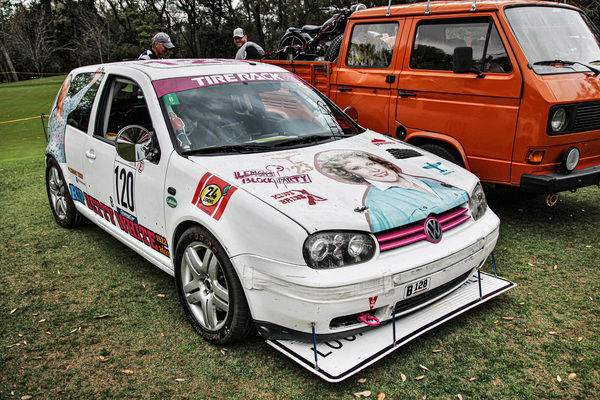 Als Hommage an das "Golden Girl" Netty White (1922–2021) versteht sich dieser 1999er VW Golf IV. Das Verkehrsschild aus Frontspoiler hat damit jedoch genauso wenig zu tun...